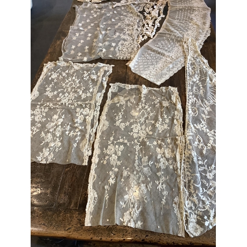 89 - A good collection of late 19th and 20th century cream and black machine made laces, including, stole... 