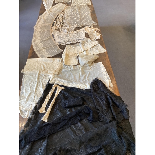 89 - A good collection of late 19th and 20th century cream and black machine made laces, including, stole... 