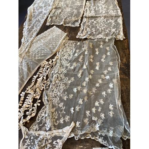 89 - A good collection of late 19th and 20th century cream and black machine made laces, including, stole... 