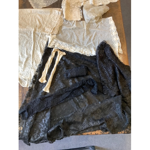 89 - A good collection of late 19th and 20th century cream and black machine made laces, including, stole... 