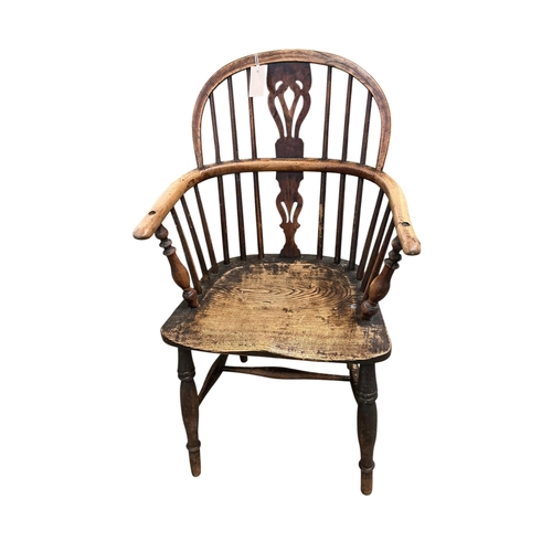 2076 - Three 19th century windsor armchairs, largest width 58cm, depth 45cm, height 102cm