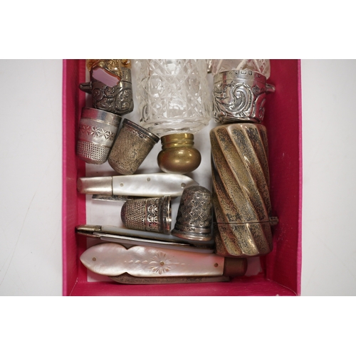 2826 - A small group of assorted collectable silver and other items, to include three vesta cases, three mo... 