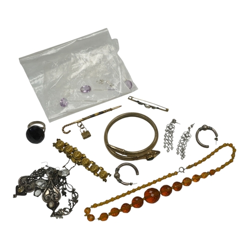 2991 - A small quantity of small loose diamonds, five loose round cut amethysts, a small group og white met... 