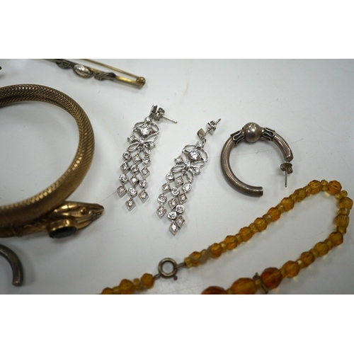 2991 - A small quantity of small loose diamonds, five loose round cut amethysts, a small group og white met... 