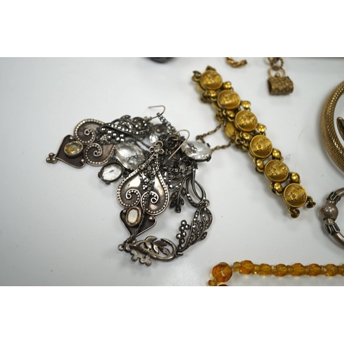 2991 - A small quantity of small loose diamonds, five loose round cut amethysts, a small group og white met... 