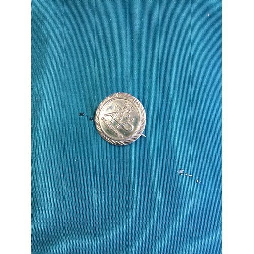 43 - A 9ct gold presentation brooch -