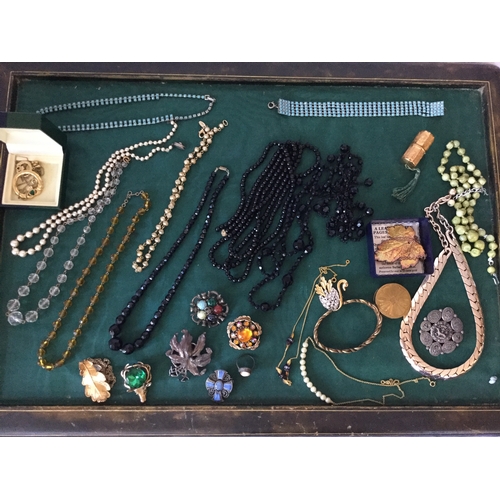 4 - A mixed lot of costume jewellery -