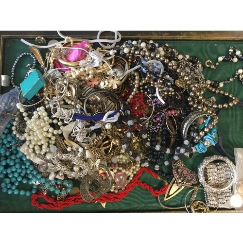 34 - A quantity of costume jewellery -