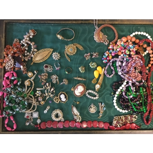 34 - A quantity of costume jewellery -