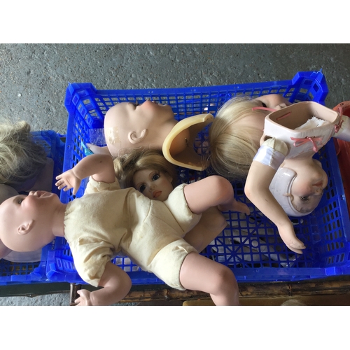 293 - A large quantity of dolls,
doll parts, bisque heads, dolls clothes etc -