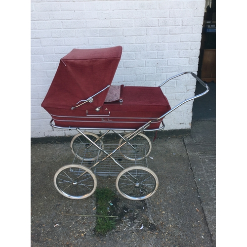 405 - A vintage Silver Cross pram -