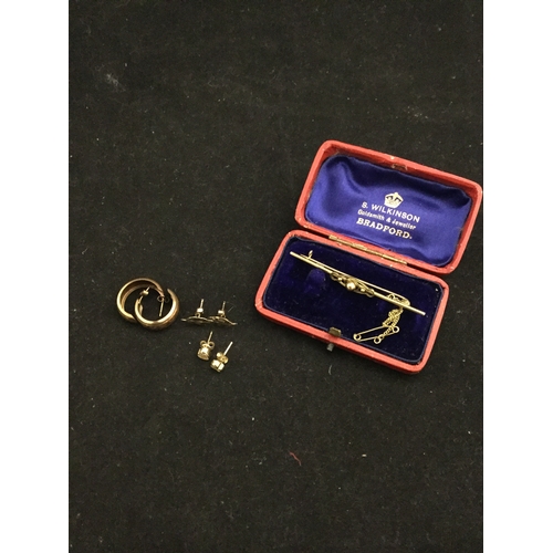 8 - A Victorian 15ct gold bar brooch, 
together with three pairs of earrings -