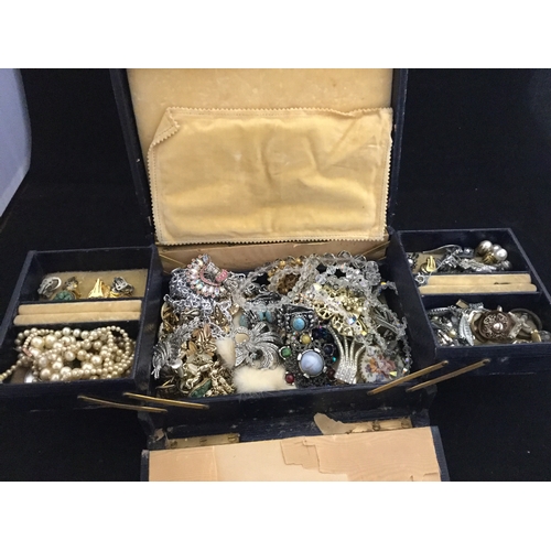 14 - An antique jewellery box 
containing an assortment of costume jewellery -