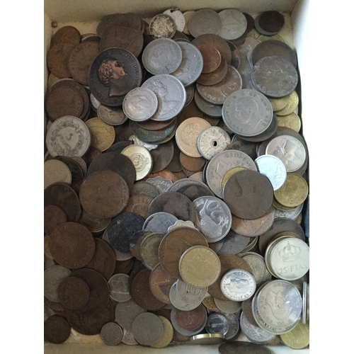 42 - Coins: A box of assorted coins, 
Queen Victoria onwards -