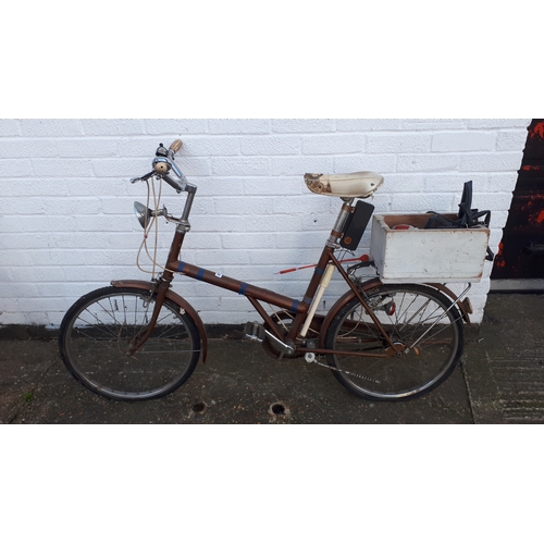 393 - A lady's bicycle -