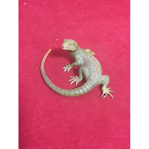 80 - A cold painted bronze lizard, 
naturalistically modelled -