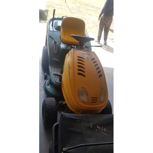 371 - A Yardman HE5135 Hydro ride on lawn mower, with grass box -