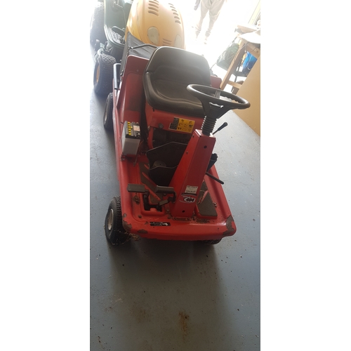 372 - A Lawnflite 404 ride on lawn mower, with grass box -