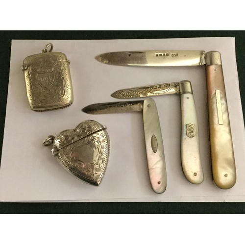 15 - A silver heart shaped vesta case, Birmingham 1903, another silver vesta and three silver bladed frui... 