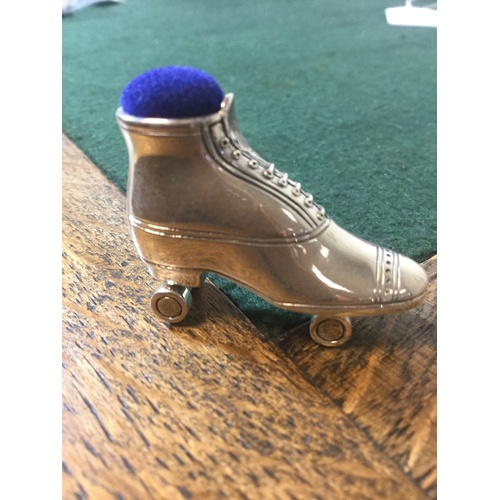 21 - A silver pin cushion, in the form of a roller skate, stamped sterling -