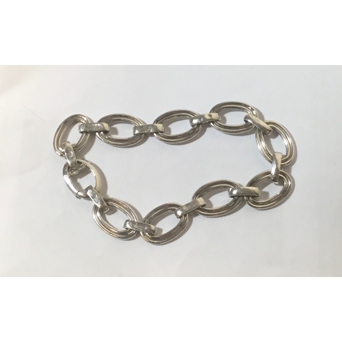 86 - A 9ct white gold bracelet, composed of oval links -