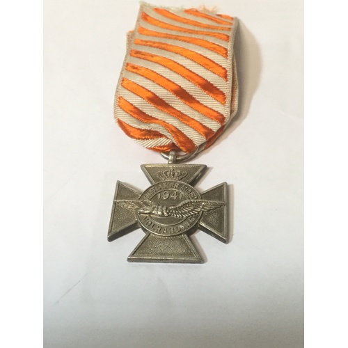 89 - Militaria: A WW2 Dutch Air Force/Airman's Flying Cross medal and ribbon (stamped Silver and believed... 