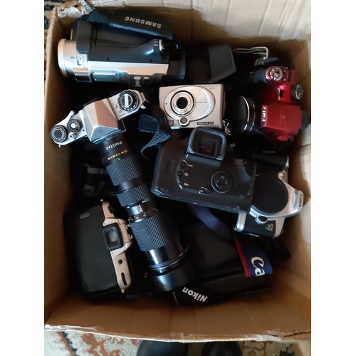 314 - A mixed lot of cameras and photographic equipment -