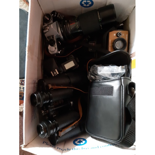 315 - A mixed lot of cameras, photographic equipment and binoculars -