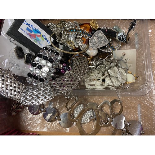 15 - A small quantity of silver jewellery, including brooches and rings and a selection of costume jewell... 