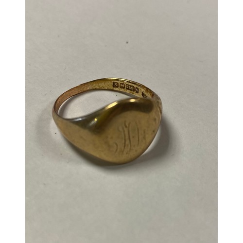 22 - A 9ct gold signet ring  -