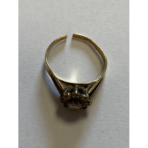 76 - A diamond cluster ring, set in yellow gold (shank cut) -