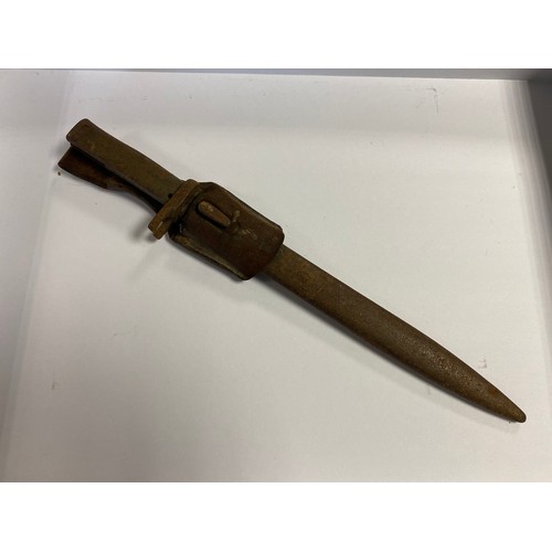 396 - Militaria: A World War Two bayonet -