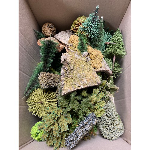 A small quantity of 00 gauge model railway trees