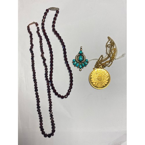 14 - A quantity of jewellery items, to include a silver gilt pendant on chain, two garnet bead necklaces ... 