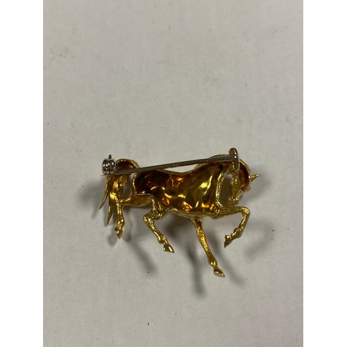 20 - An 18ct gold brooch, designed as a horse, stamped 750 -