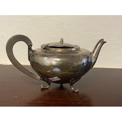 41 - An early 20th century silver teapot, Birmingham 1911 -