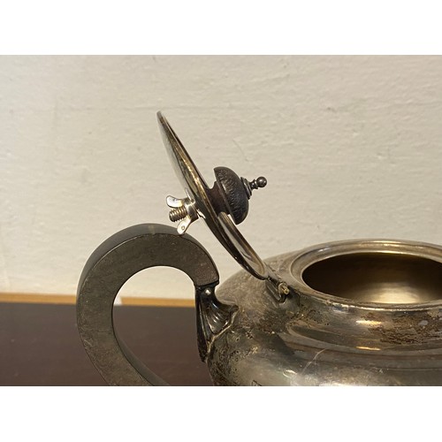 41 - An early 20th century silver teapot, Birmingham 1911 -