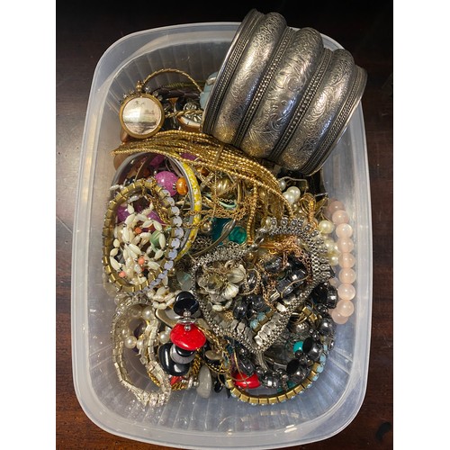 53 - A quantity of costume jewellery -