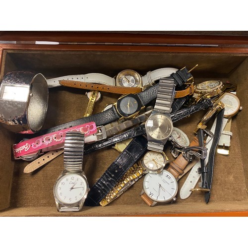 60 - A quantity of ladies and gents wristwatches -