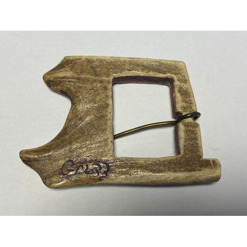 69 - A North American buckle, naturalistically carved as a grizzly bear from an antler -