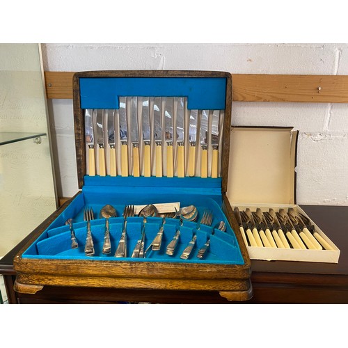 82 - An oak cased canteen of silver plated cutlery and a set of fish eaters -