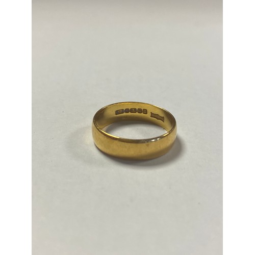 84 - A 22ct gold wedding band -