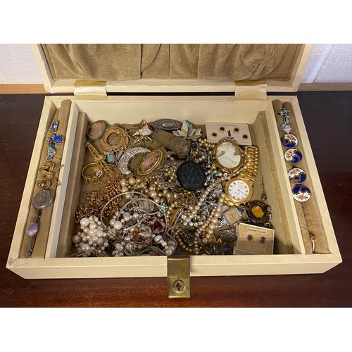 95 - A quantity of silver and costume jewellery -