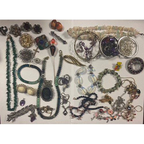 116 - A quantity of costume jewellery -