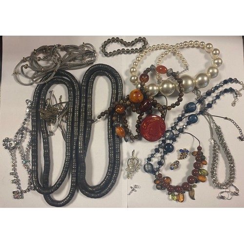 116 - A quantity of costume jewellery -