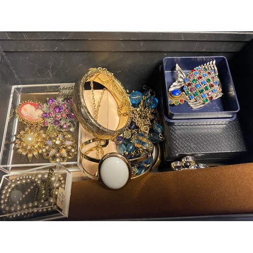 89 - A quantity of costume jewellery, in various boxes -