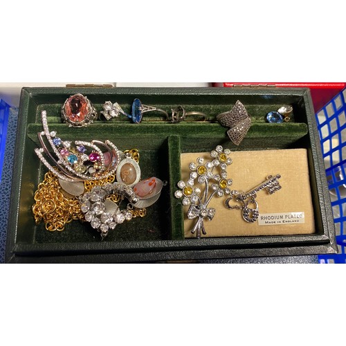 89 - A quantity of costume jewellery, in various boxes -