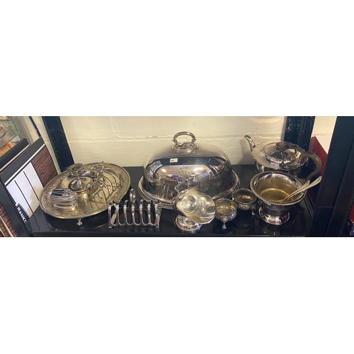 9 - A mixed lot of silver plated wares, including Elkington domed cover, tableware etc -