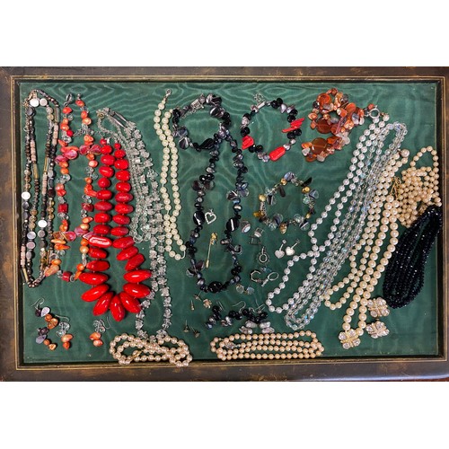 23 - A small quantity of costume jewellery, including Monet necklace and ear-clip suite -