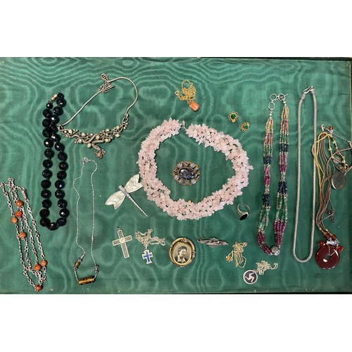 28 - A group of jewellery items, including silver brooch, dragonfly brooch, quartz beads etc -